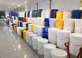 韩国美女穿白丝被操吉安容器一楼涂料桶、机油桶展区